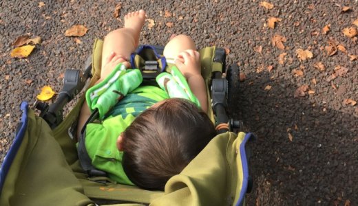 セカンドベビーカーのJEEPで眠る次男