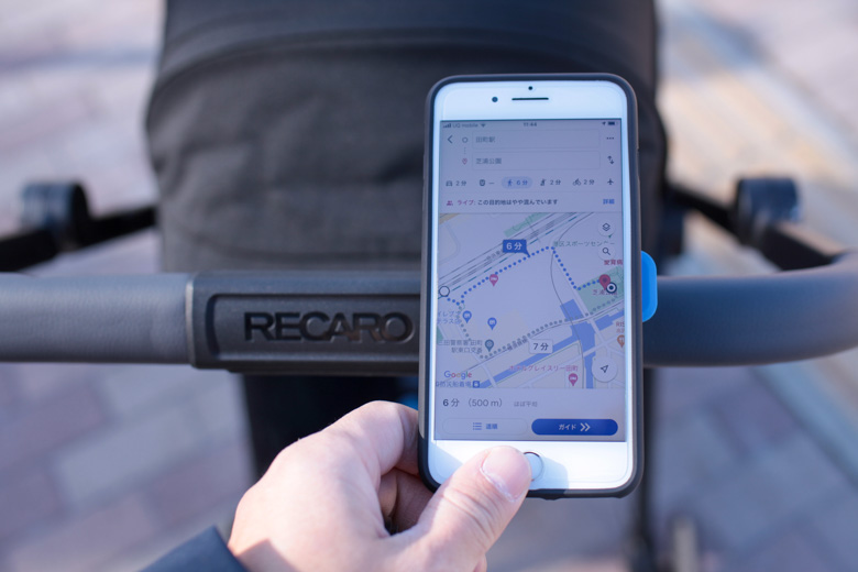 Quad Lock® ストラップマウントをベビーカーのハンドルに装着して地図アプリを起動