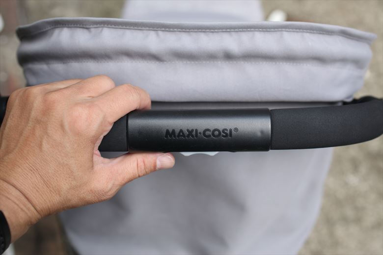 マキシコシ ララのハンドルにはMAXI-COSIのロゴが刻印